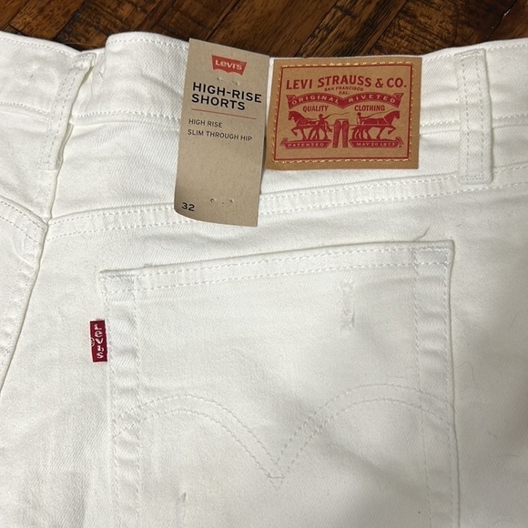 Levi’s White Denim shorts NWT distressed frayed hem high rise size 32 - Picture 6 of 12